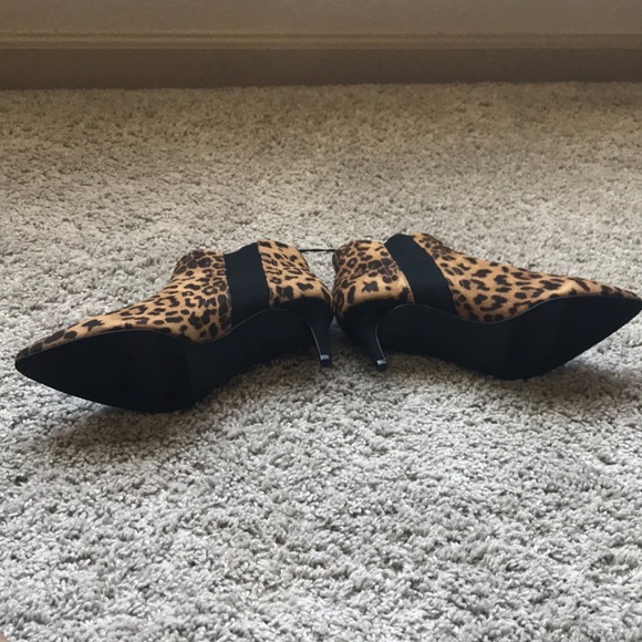 Ann Taylor Cheetah Pointy Toe Booties Heels size 9 - Picture 5 of 9